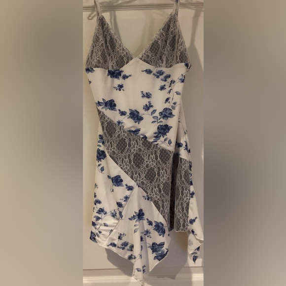 White Fox Boutique Blue and White Floral Mini Dress- Size Large - Picture 2 of 5